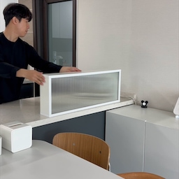 ✅ 이렇게 가려보세요. 인테리어 꿀템 바로 소개합니다.
1️⃣ 여기 아일랜드 식탁 이것저것 짐 올려두기 딱 좋죠? 그래서 늘 엉망입니다. 이때 이 아일랜드 가벽을 세워보세요. 깔끔한 화이트 톤에 불투명 유리가 있어 웬만한 인테리어에 잘 어울립니다. 적당한 불투명 유리가 너무 답답하지 않고, 오히려 이 뒷편을 정리하게 좋습니다. 약봉투를 정리해 두거나, 매일 먹어야하는 영양제들을 이렇게 두어도 불투명 유리가 가려줘 깔끔합니다.
2️⃣ 멀티탭을 수기고 싶을 때, 이 구름 멀티탭 커버를 사용해 보세요. 구름모양으로 어디에 올려놔도 깔끔합니다. 멀티탭을 끼우고 여기 구멍으로 콘센트를 꽂으면 고정되고, 전원을 끄고 켜기도 편리합니다. 그리고 뚜껑도 있어 깔끔하게 가릴 수도 있습니다. 여기 앞면은 철제재질로 자석선반을 붙이거나, 자석으로 사진을 붙여두기도 좋습니다. 가리고 싶은 곳에 두면 깔끔하게 가려두기도 좋습니다.
3️⃣ 인덕션으로 교체하면, 이 밸브가 덩그러니 남아 너무 가리고 싶습니다. 이때 가스밸브 가리개를 사용해 보세요. 접착 테이프가 있어 이렇게 무타공으로 고정할 수 있습니다. 앞쪽으로는 자석으로 붙이고 땔 수 있어, 혹시 가스밸브를 사용하는 분들은 함께 사용 가능합니다. 이 역시 철제재질로 자석으로 냄비받침을 걸어두거나 타이머를 붙여 놓을 수 있습니다. 
#인테리어꿀템 #가리기수납 #가리개 #집정리 #수납아이디어 #아일랜드식탁 #주방인테리어 #멀티탭정리 #멀티탭가리개 #가스밸브가리개 #무타공인테리어 #화이트인테리어 #미니멀인테리어 #신혼집인테리어 #자취방꾸미기 #집꾸미기 #생활꿀팁 #살림꿀팁 #정리정돈 #주방수납 #전선정리 #자석수납 #생활아이디어 #살림템 