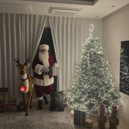 #산타영상만들기 #NG장면 #어쩌라고산타 #화난산타 🤣🤣
메리크리스마스🎄
크리스마스가 저물어가네요
아직까지 의심하면서도 혹시(?)하는 둘째의 동심지키기!
요즘 #그록 으로 산타영상 많이들 만드시기에 저도 해보았죠🎅🎅
제가 잘 못하는지 이래저래 수정하다
제가 포장한 선물을 들고들어왔으면 해서 
손에 있는 선물 없애고 트리에 있는 선물로 만들어 달랬더니 ㅋㅋㅋㅋㅋㅋㅋㅋ
저래 냅다 던지고는 “어쩌라고!!“ 포즈 ㅋㅋㅋㅋㅋㅋ
한참 웃었어요🤣🤣🤣
새삼 AI도 공부해야겠다 느낍니다ㅋㅋㅋ
#메리크리스마스 #폭소로마무리
#산타 #트리 #크리스마스트리 #조명만으로꾸민트리 #트리180 #심플트리 #거실인테리어 #거실소품 #크리스마스소품 