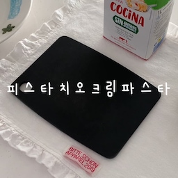 #콘수프필름
코스트코 갔다가 피스타치오를 대량으로 구매해서
소진할 겸 파스타 만들어 먹었어요!
기본 크림파스타보다 더 맛있게 먹은 피스타치오크림파스타💚
레시피 투척하고 갑니다!
🥣피스타치오크림파스타 레시피
1. 양파 작은 거 1개 채 썰어준다
2. 토핑으로 뿌릴 쪽파나 대파 얇은 줄기 조금 송송 썰어준다
3. 팬에 올리브오일 두르고 양파, 다진마늘1, 버터1조각(20g) 넣어서 양파가 투명해질 때까지 볶아준다
4. 피스타치오스프레드3 우유200ml 생크림200ml 부어서 한번 끓여준다
5. 끓는 물에 소금 한꼬집 넣고 파스타면 7-8분 삶아준다
6. 꾸덕해진 소스에 파스타면 넣고 치킨스톡0.5 넣어 잘 섞어준다
7. 그릇에 담아주고 크러쉬드 레드페퍼, 토핑용 쪽파(대파), 피스타치오5알 정도 뿌려주면 완성!
#파스타 #크림파스타 #피스타치오 #집밥 #요리 #에피큐리언 #도마 #블랙도마 #키친크로스 #스메그 #인덕션 #스텐팬 #조리도구 #실리콘조리도구 #실리콘스푼 #파스타접시 