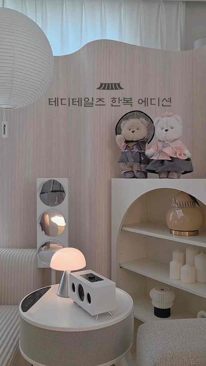 ＃コンスープフィルム

年をとってもテディテイルズは愛するおばさん🤍

可愛さが地球を救う🧸
新年を迎え、韓国でのみリリースされる韓服エディション

韓国でしか公開されていない特別な韓服エディション 
人形サイズごとに違った家族のように用意されています。

ボックス+スリーブ+ショッピングバッグ+カードまでフルパッケージに

韓服伝統の美しさに福の気運も込めた 
運がいっぱいの液膜が人形です。

私が受け取ったのはMサイズダンウと書画🌸

正しく透明な心を込めたダンウ
無限に広がった空のように真っ直ぐで透明に世界を作り、

夜明けの花に似た書画
最初の日差しに沿って咲く花のように、暗闇の中でも希望の光を咲かせます。

伝統を盛り込んだ韓服エディションは 
多毛なら家族のような暖かさと和やかな家庭を意味します。 

関節が動くので様々なポーズ演出が可能で、

衣装が多様なので変えて着せる楽しさとシーズン別、季節病、状況別インテリア小物としても活用度まで～

S/Mサイズは保証書が同梱されているため 
A/Sも可能なプレミアムハンドメイド人形 

明けましておめでとうございます。

おめでとうございます

＃テディテイルズ＃関節人形＃人形服＃プレミアム人形＃韓服エディション＃kculture
＃コリア編集 
＃キダルト＃家の装飾＃今日の家＃リビング＃リビングスタイル