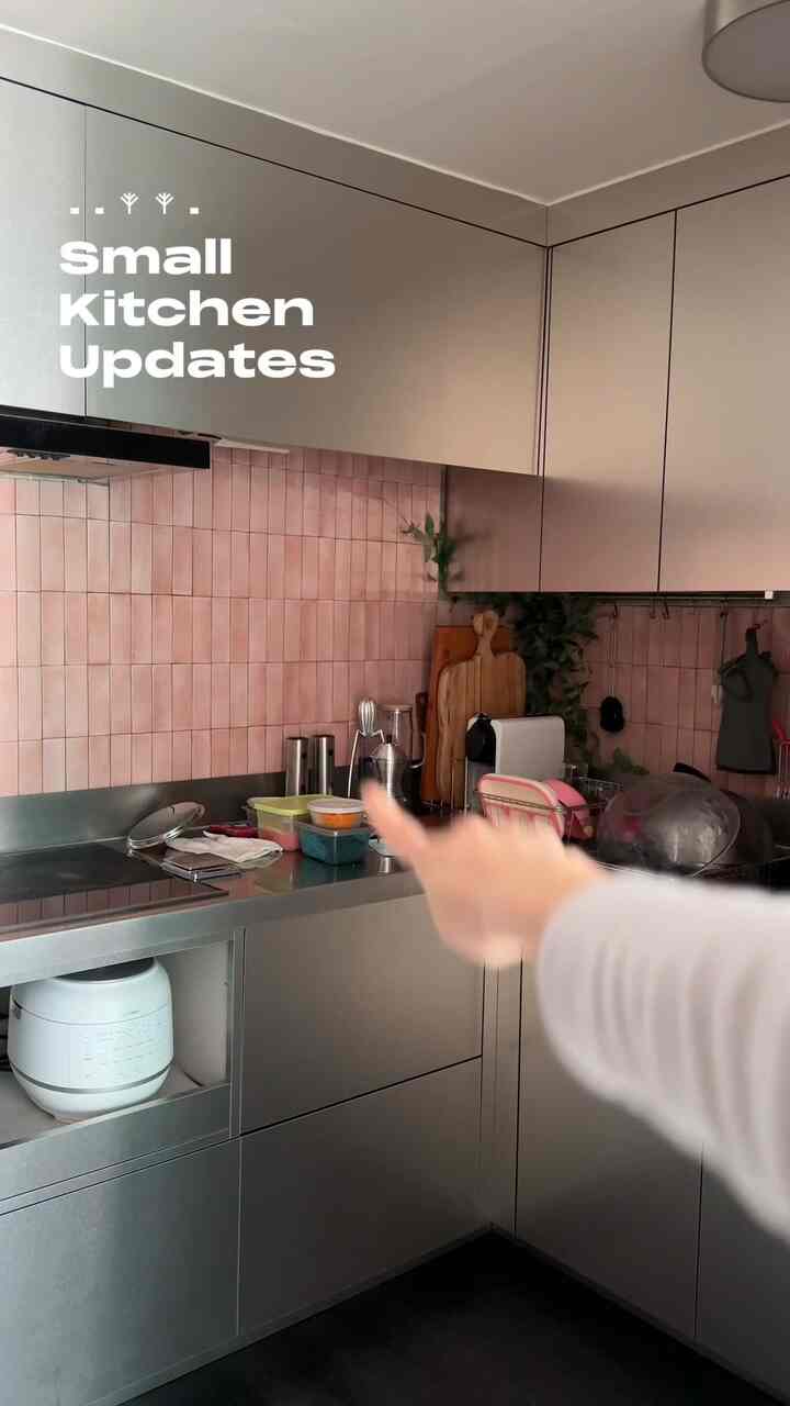 Small kitchen updates 🩶

キッチンにいっぱい取り出されている調味料たち。

豪ハアルミ3段棚なのに軽くて丈夫でシンプルですよ！ 3拍子を揃えた完璧な収納棚です。

私はキッチンに置いて使うのにカフェゾンに移しておいてコーヒー用品を上げても本当によかったです。


＃tovhaus ＃midcenturymodern＃colorfulhome＃homeinteriordesign＃myhomedecor＃トーブハウス＃タイルインテリア＃キッチンインテリア＃今日の家＃スペシャルクリエイター＃今日の家のクリエイター＃ホーハ 