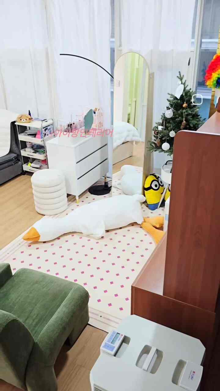 アイバンインテリア家具配置4点！

子供部屋を使い分けるように分けたい
壁や仕切りの代わりに家具配置で空間分離をしてみました。
娘が欲しいバッチに新しく変えた。
低い家具なんて苦しくなく銅線も楽です。
静かに休むことができる睡眠スペース
生活空間を自然に分離して安定感があります。
✔️4つのポイントを与えました。 
📌家具で割った銅線
壁や仕切りの代わりに家具を活用して、苦しくなく空間を分離
📌視線の流れを維持
低い家具とオープン収納で安定感は与え、開放感は生かします
📌色感の区別
寝具・ラグ・小物カラーでエリアごとに雰囲気を違い演出
📌子供の目の高さの設計
  #아이방인테리어 #공간분리 #가구배치 #공간활용 #수납침대 #키즈룸 #아이방꾸미기 #수납장 #홈스타일링   #가구배치팁 