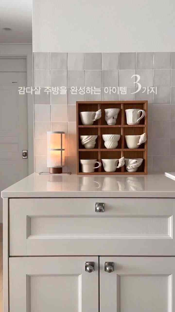 #미식완성템

🧸柿キッチンを完成させる3つのアイテム

1.ヴィラファビオーク原木カップ棚3x3
落ち着いたトーンのホワイトオーク原木シェルフきれいなカップを
陳列だけをしても感度の高いホームカフェ雰囲気完成

2. スケルシュルトトラディショナルエッグフライパン
熱伝導率の良い濃厚な鋳鉄鋳物で
飼いならされて長く使えるファン
卵料理からパンケーキ、チキンなど
ドングルドングルきれいな形に仕上げてください。

3.  #오늘의집 #오늘의집세일 #스켑술트 #무쇠팬 #빌라파비 #컵선반 #홈카페 #블로무스 #아벤토트레이 #커피바 #커피코너 #주방꾸미기 #주방용품 #주방정리 
 




