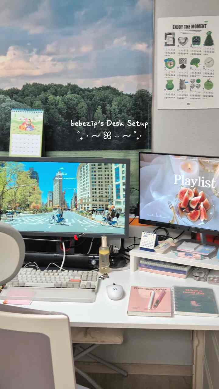 非秘密デスクセットアップ記録。

デュアルモニターを使用した私のワークスペース、
大きな机の上にキーボードから日記、タイマーのような細かい小物まで。

好きなものを1つずつ集めておきます。
当然タイトなマキシマルデスクになりました😂

記録する時間が好き
日記とタイマーはいつも手の届く場所に置き、
作業中に必要なテムも
少しずつ追加してみると、どんどん自分の好みがたまる中◡̈

まとめられたミニマリストも美しいですが
私はすぐに取り出して使いやすいです。
今のデスクの雰囲気がよりよく合うと思います。

＃コンスープフィルム¹＃今日の家＃家の装飾＃部屋の装飾＃デスクテリア＃デスクトップ＃デスクセットアップ＃デスク＃デスクインテリア＃デスクの整理＃デスクの飾り＃デスク＃ペットテリア＃子犬と一緒に住んでいる家＃ペットと一緒に暮らす家＃デスク感性