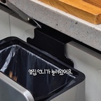 주방에서 쓰레기 나올 때마다 버릴때마다 질질~🫣

요렇게 하부장에 하나 딱 두면
3L는 크지않아 음쓰버리기 좋고!
6L는 일반쓰레기 바로바로 버리기 딱 좋은데

스물스물 올라오는 냄새?
걱정말아요! 뚜껑 딱 닫으면 냄새 컷!
안쪽에 활성탄 필터가 내장되어있어 악취 저감효과까지 있고요!😆
필터가 습해졌을 땐
반나절이상 햇볕에 말려쓰시면 반영구적 사용가능!👌

고급스러운 스테인리스 소재라
주방 인테리어까지 한층 UP되는데!✨️

이거 왜 안써요!?!?😆🩷

#스텐휴지통 #스텐쓰레기통 #스테인리스 #스텐소품 #스텐가구 #스테인리스 #스텐인테리어 #실버소품 #주방쓰레기통 #주방인테리어 #살림템 #주방꾸미기 #집꾸미기 #미니멀라이프 #살림은장비빨 #신혼살림 #자취템 #주방정리 #정리수납 #살림리뷰 #화이트인테리어 #인테리어소품 #예쁜쓰레기통 #냄새차단쓰레기통 #밀폐쓰레기통 #스마트쓰레기통 #기저귀쓰레기통 #음쓰통 #음식물쓰레기통 #신혼집선물

