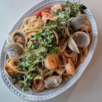 이태리 정통 산타루치아 토마토홀&로리 페투치네
🍅 간단 토마토스파게티 레시피
1)끓는 물에 소금 한큰술 넣고 로리페투치네 넣고 7분 삶아요.
2)면 삶는 동안 올리브오일 두르고 다진마늘 볶다 새우, 조개 넣고  볶아볶아 주세요.
3)산타루치아 토마토홀을 통째로 넣고 볶아주며 소금, 후추, 레드페페로 간 맞추며 익히주기
4)토마토소스에 로리페투치네와 섞어 익혀주기
5)그릇에 파스타 올리고 어린잎과 치즈 뿌려주면 완성
.
.
.
#토마토홀 #카스텔베르텔 #산타루치아 #동남상사 #레시피추천