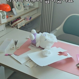 책상이 조용한데도 왠지 바쁘게 느껴질 때가 있어요
연필 자국이 남은 종이, 읽다 덮은 책, 오늘 붙여둔 그림 한 장까지 그날의 시간이 그대로 남아 있거든요
아이는 이 공간에서 꼭 공부를 하지 않아도 자기만의 리듬으로 머물고, 그러다 보면 자연스럽게 다시 앉게 되더라고요
DESKER 멀티책상세트는 쓰기 쉽고 정리하기 편해서 아이가 스스로 공간을 관리하게 되는 점이 특히 좋았어요
책상은 가구가 아니라 아이의 하루가 쌓이는 자리, 그래서 너는 가능성의 연속, 아이의 세상을 만나다라는 말이 더 와닿아요
#데스커 #DESKER #아이책상