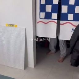 -
#콘수프필름 #현명한소비 
🏷️타공판나라 - 철제 타공판 80*100 
드디어 빈 벽을 채울 수 있는
타공판을 설치했어요 :-)
확실히 덜 허전해 보이는 것이 만족스럽구만요
그래도 끝이 아니에요
심심하면 또 낋여 올거에요.
맞아요 저 재미들렸어요 
#데스크테리어 #타공판 #타공판인테리어 #타공판수납 #벽타공판 #데스크셋업 #데스크타공판 #책상인테리어 #오피스인테리어 #홈오피스 #홈오피스인테리어 #작업공간 #작업실인테리어 #미니멀데스크 #타공판악세사리 #수납인테리어 #타공보드 #벽수납 #데스크공간 #인테리어소품

