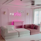 휴일을 200% 즐기는 방법? 
소파랑 물아일체 되기! 🛋️

직접 써보고 반한 어반스튜디오 커스텀 소파 체크포인트 ✔️

1. 통스펀지 내장재: 타사 제품보다 훨씬 쫀쫀해서 오래 써도 새것 같아요.
2. 코듀로이 패브릭: 오염에 강하고 구김이 잘 안 가서 관리 끝판왕!3. 내 맘대로 모듈: 공간에 맞춰, 기분에 맞춰 배치 바꾸는 재미가 쏠쏠해요.

가성비에 무료배송까지 챙긴 갓성비 소파, 고민은 배송만 늦출 뿐! 🚛💨


@urbanstudio.kr 
#어반스튜디오 #모듈소파 #가성비소파 #거실꾸미기 #신혼가구