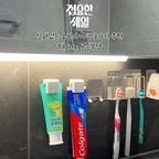 오늘의 집에서 또!! 일을 냈어요
집요한 세일이 다시 시작되었답니다 🤍
2/23 부터 3/8 까지 진행되는 집요한세일🩵 
.
파격적인 집요한세일 행사에 사면
절대 후회안하는 쇼핑 아이템 3가지🏠
제가 정말 매일같이 칭찬중인 아이템들이예요
.
📎 칫솔, 치약 거치대
예전엔 그냥 젠다이 위에 널부러뜨려 놓았었는데
오늘의집에서 멋진분들의 집들이를 보고
그래 저거야! 외치고 바로 구매했던기억🤗
1년반째 쓰고있는데 젠다이 청소도 쉽고
곰팡이 예방에도 좋답니다🪥

📎이케아 티스켄 수납함
사실 이건 욕실 장난감 보관함으로 샀는데
활용도가 여러가지로 좋을 것 같아
아이 유치원 준비물 담아두는 용도로 하나 더 구매! 
식세기 위 여백에 붙여두고
설거지 다 된 준비물들 올려두면
다음날 정신없이 챙기지 않아도 되고
바로바로 담을수 있어 좋더라구요! 
완전 강력추천템! 🎒

📎 자석 키친타올 거치대
두가지의 다른 마그넷거치대인데
하나는 키친타올을 다 감싸주어
빨아쓰는행주 걸어쓰고있는데 가려있어 좋아요
나머지 하나는 주방후드에 바로 붙여 사용중인데
기름 바로 닦거나, 인덕션에 흘린 음식물들 바로 닦기 좋게
가까이 두고 사용중이예요! 
가스렌지 사용중이라면 위험할테니🙅🏻‍♀️
인덕션 주방에선 아주 편리하답니다🙌🏻
.
모두모두 집요한세일 놓치지 말자구욧🩵
#집요한세일 #오늘의집 #오늘의집세일
#공중부양템 #후회없는아이템 #공중부양수납 