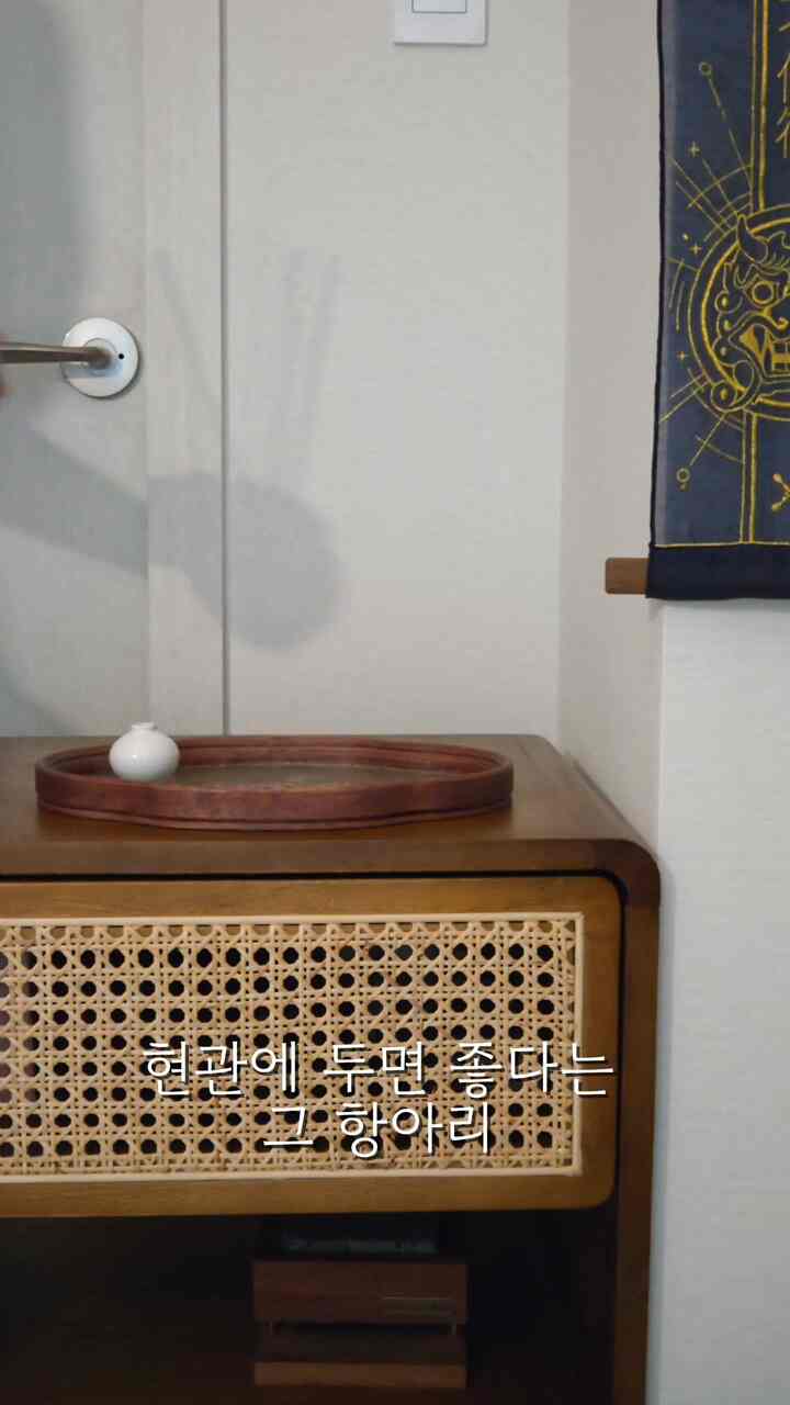 祝福された場所を空にしましたか？
最近家に置かれた生活工作所ムーンジャーディフューザー🤍
サークルムーンジャーは古くから
福と富を象徴する形だと言いました。

生活工作所×お世話になったコラボレーションで
伝統的な陶器の手工芸方法で
作られたハンドメイドムーンハンアリラ
質感から雰囲気がパッと違ったんですよ。

1250度窯で20時間かけて
完成して一つ一つ形も少しずつ違う
世界にたった一つだけの月壺。

私が選んだのは、渇きダルハンアナツメバラの香りです。
ほのかなと暖かい香り
玄関やリビングに置くのにぴったりでした。

香りもいいですが、インテリアオブゼロも綺麗で
最近家の雰囲気を軽く変えるアイテムになりました。

＃玄関インテリア＃玄関飾り＃賢明な消費 
＃風水インテリア＃廊下インテリア＃ムーンジャー 
#ダルハンアリオブジェ #ダルハンアリインテリア 
＃ダルハンアリディフューザー＃生活工作所＃ディフューザー 
＃ディフューザーおすすめ＃ディフューザーインテリア＃新婚旅行インテリア 
＃新婚家の装飾＃風水地理インテリア＃風水地理ディフューザー
＃香りインテリア＃香りテリア＃韓国スタイル＃韓国インテリア 
#新婚夫婦 
