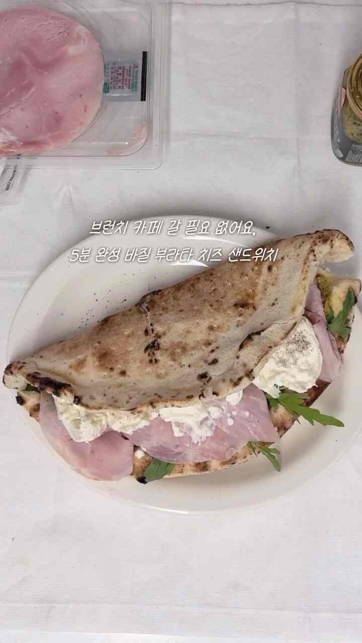 外側はカリカリで中はしなやかな花徳ブレッドに
香り高いバジルペストと
クリーミーなブラタチーズの出会い！ 🥪✨

複雑な料理を必要とせずに良い材料だけを入れても
有名ブランチカフェ羨ましい味わいが出来上がります。
口の中に広がるルーコラとジャンボンの調和まで...

5分完成バジルブラタサンドイッチレシピ💚
忙しい朝無条件にこんなにお召し上がりください！☺️

＃マーケットカリ推薦テム#コンスープ 