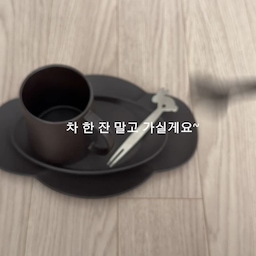 #언박싱후기 
여러분 심심하시면 차 한 잔 드시고 가시죠?
저 진짜 예쁜 도자기 사왔는데 여기에 끓여드릴게요 🫖
늦었지만 리빙페어 언박싱 후기인데요 예쁜 건 같이 봐야 두배로 예쁘잖아요 𓍯
이번에도 단연 최고였던 피아바에서 비록 가구는 못 샀지만 기물들을 사왔답니다 
첫번째는 NILLO MUG 
닐로 머그는 아담한 사이즈에 곡선이 독특한 제품인데요 작은 느낌이었지만 막상 사용하니 딱 좋은 사이즈 .ᐟ 
요즘 저의 최애 찻잔 ••
두번째 NILLO PLATE
머그컵 세트인데 길게 된 모양이 마음에 들어서 사왔어요 사실 뭐든 세트로 나온 건 같이 해야 좋더라구요 머그컵이랑 같이 두면 더 예쁘고 활용도 좋아서 아주 만족스러워요 가격도 착해,,
세번째 TANIO PLATE
리빙 페어에서 먼저 만난 제품인데 아직 출시 전이더라구요 한 눈에 보고 아 이거다 싶었는데 역시 신상은 예뻐요 고급짐이 다르고 나눔이라서 활용도 좋을 듯 해요 
마지막은 ANEL VASE 
블랙 화병이라니 못 참죠 제가 또,, 접시들만 사오려고 마음 먹었는데 보고 안 살 수가 없었어요 ㅠ0ㅠ
곡선도 아름다운데 그냥 툭 올려만 둬도 오브제 ~ 가격도 도자기 화병인데 착하다9요 사세요 두 번 사세요~
피아바 언박싱 끝𐅁𐀸𐋠𛰙᭜𖫴𖫰𖫱𖫳𖫲𖫲𖫳𖫴𖫰𖫱꛰ ᭜𖫴𖫰𖫱𖫳𖫲𖫲𖫳𖫴𖫰𖫱꛰ީᩝ𛰚
#피아바 #닐로머그컵 #닐로소서 #닐로세트 #피아바화병 #피아바플레이트 #세라믹그릇 #세라믹접시 #화병추천 #집들이선물 #그릇추천 #머그컵 #머그컵세트 #닐로 #nillo #아넬화병 #리빙페어 #서울리빙디자인페어2026  #언박싱 #일상 #오늘의가든 #숏폼 #숏츠 #세라믹오브제 #접시추천 #나눔접시 #플레이팅필살템 #플레이팅접시 #플레이팅필살템