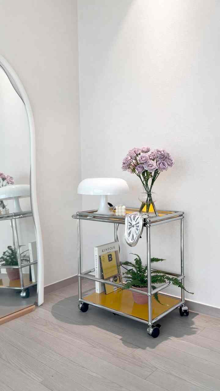 新婚旅行のインテリア、白の黄色のスプーン 

綺麗なものが好きで、コーヒー好きな好みをしっかり押し込んだ我が家
独自のホームカフェにウィッシュリスト満載の空間をご紹介します。

デスクトップ壁紙 : LXディアマン灰壁ブラングレー 
黄色の移動式トロリーはカスタムメイド: USM
トロリーの上の照明：アルテミデネシノホワイト
コーヒーマシン：ブレビルBES881
ダイニングテーブルなど：ルイスポールセンPH 3½-3ガラスペンダントブラス  #콘스프기록  #오늘의집 #usm #신혼집인테리어  #모던 #화이트인테리어 #트롤리  #향초 #식물인테리어 


