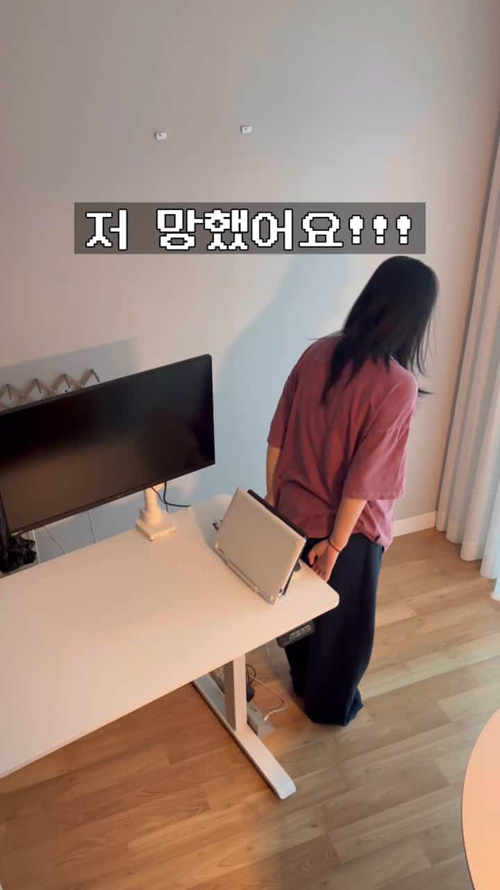 はい。
リビングルームを作業室に変えたいと好奇心が強く始めました。
真ん中に本当の台無しにしたかったのですか？ 😇
リビングルームを犠牲にして得た私だけの新しいホームオフィス🖥️
ヒップでダークなこの感性好きな方の手！ 🙋‍♂️🖤
。
壁を飾ろうとしていつも机の壁に貼りました。
新たに試してみた仕組みはどうですか？
変わりすぎてぎこちないけど……👀🥶
。
あなたはリビングルームに「ソファ」vs「デスク」 
どれがもっと好みですか？コメントで教えてください！ 👇
。
。
。
#homeoffice #desksetup #데스크테리어 #asmr #beforeandafter #콘수프기록 #콘수프기록집 