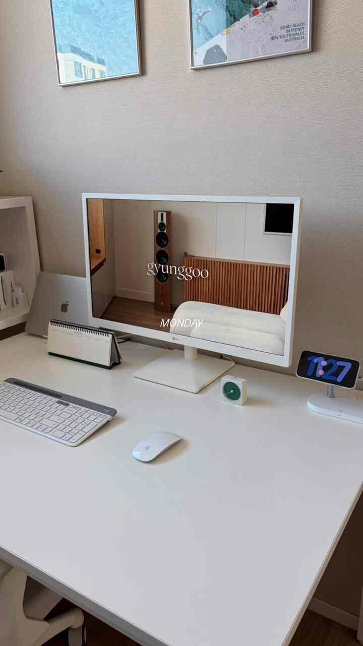 ホワイトデスクテリアの変化🤍

＃コンスープ記録集＃今日の私たちの家＃デスクテリア＃ホワイトインテリア＃シンプルインテリア＃ミニマルライフ＃感性インテリア 