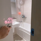 손님들이 집에 올 때마다
집에서 🍋좋은 냄새 난다며
뭐 쓰냐고 물어보는데
저는 이것만 씁니다👍🏻👍🏻👍🏻

🇩🇪독일에서 온 친환경 세정제인데

27가지 유해성분 완전 무첨가!
100% 천연성분으로 만든 세제라 맨손 사용⭕️
임산부, 아이 있는 집도 안심하고 쓸 수 있어요~

세정력도 강력해 뿌리기만 해도
주방에 가득한 기름때가 싹-
지긋지긋한 물때도 사라지니
광택도 살아나고✨대장균 99.9% 살균까지!

상큼한 과일향으로🍋
이제 기분 좋게 청소하세요!

#청소템 #청소세제 #친환경세제 #클리너 #폴리보이 