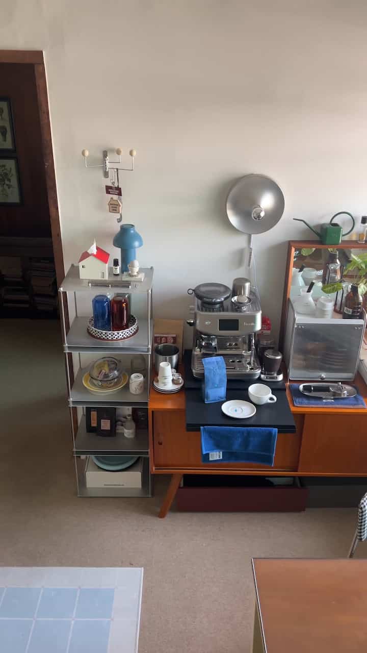 好きなコーヒーを自宅でも楽しむということは
思ったより大きな余裕を与える

年中無休24時間、
いつでも開いている自分だけのカフェで
ゆったりとしたスピードで楽しむ


＃コンスープ記録集＃コンスープフィルム＃ホームカフェ
＃ブレヴィル＃コーヒーマシン＃ブルーボトル＃シークレットチャレンジ＃コーヒーマシン＃自宅で最も忙しい＃家のスター＃今日の家＃ftc＃毎日＃メイド＃セルフインテリア 