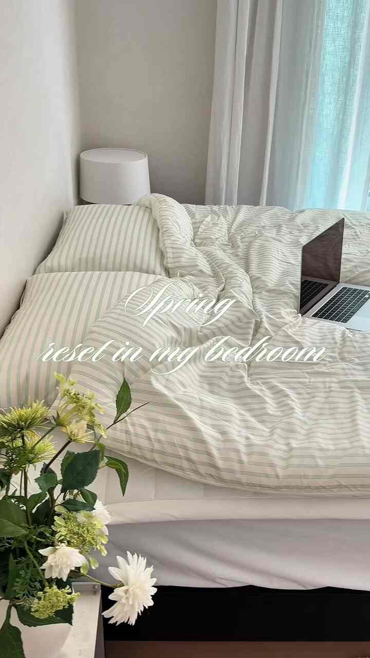 ＃コンスープ記録集＃コンスープフィルム 

乾燥した春になるから微細粉塵に黄砂まで重ねて.. 😷
まったくキルトのほこりまでもっと気になりました！

だからこぼれたつや消し布団に変えてみましたが、生地が細かくてかなり汚れが少なくダニや汚れの心配も少ない感じですよ🫧

モングル モングルな肌触りが本物のポイントなので、手がずっと行って素肌に触れても冷たくなくて良かったです。 ☁️

クラシックなストライプデザインにグリーンカラーが加わり、寝室がさらに暖かくなった感じ.. 🌀💚

価格も4万ウォン台だから気軽に使い勝手の良い寝具だと思います🛌

宿に仕上がった我が家の寝室はどうですか？ 


＃今日の家＃今日の家のインテリア＃今日の家の家＃家の装飾＃部屋の飾り＃ホームインテリア＃ホームスタイリング＃インテリア＃インテリア記録＃35平アパート＃35平アパートインテリア＃アパートインテリア＃アパートの家＃家のスター＃ 