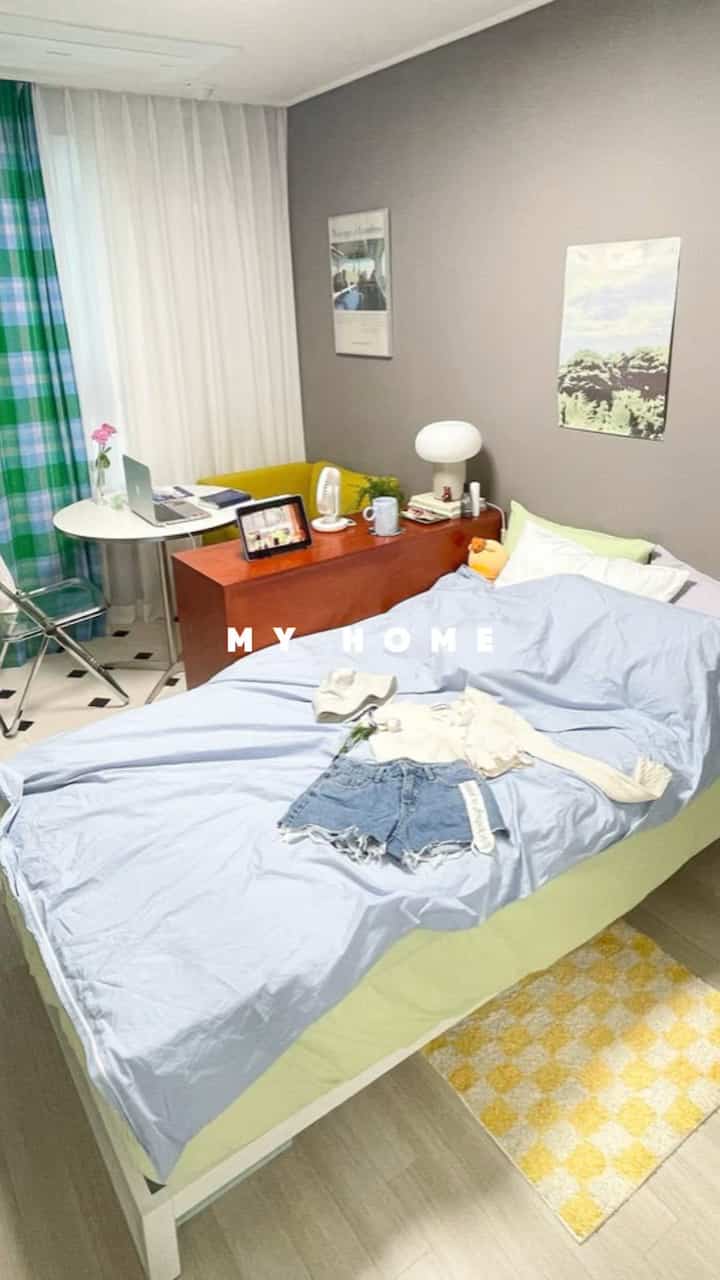 #インテリアノウハウ

小さな家のインテリアノウハウ

小さなワンルームですが、季節ごとに変化を与えたい一人。私はそれで大きな面積を占める布団やカーテンを頻繁に変えてくれる方です。それでは家の雰囲気がバラバラになりますよ！ 

そして最初にベッドフレームを買うときわざわざ低い鉄製で買ったんですが、これが思ったより軽くて持ち運びが楽ですよ。それでベッドの位置もよく変えてくれます。 

最近また季節が変わるので家具の配置も変えてカーテンも変えたいのですが、最近はまたブラインドが惹かれましたよ。 

しばらく引っ越し計画がないので家に飽きないように(?) そんなにあんなによく飾りながら生きてみましょう！小さくてもやめればそれなり大丈夫？ ㅎㅎ

＃コンスープ記録集＃ベッド＃寝具＃布団＃カーテン＃家具配置＃ワンルーム＃ワンルームインテリア＃ワンルーム空間分離