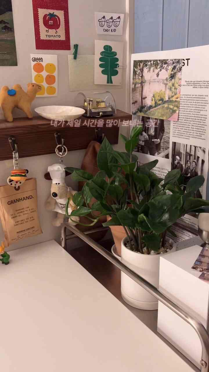 最も時間を費やすスペース
一番私をよく見せる空間ではないでしょうか？

リビングルームとショパがありますが、
テーブルが楽で、ご飯、ネットフリックス、日記、仕事すべてをここで解決しています！

机も広いので、これだけ広げることができて
楽です。

＃部屋の装飾＃部屋のインテリア＃寝室の装飾＃寝室のインテリア＃ネットフリックス＃テーブル照明＃テーブルテリア 