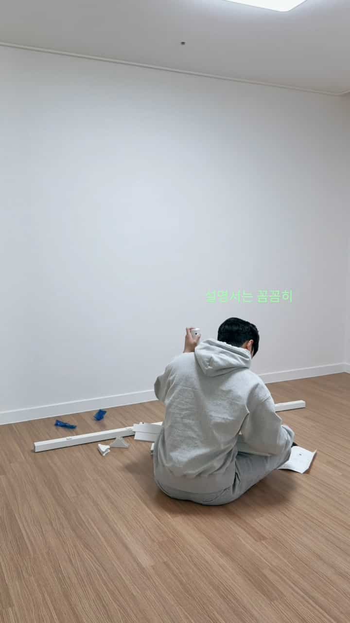 私たち夫婦は趣味でゲームを一緒にしています。

夫婦の好みをいっぱい詰め込んだ私たちの趣味部屋をご紹介します。
お好みの色のキーボードと直接組み立てた机と椅子があるところ👾

休日の前日にはここで一緒にゲームもして、
時には本を読んだり勉強したりしています。

映像以降にモニター台、ランプ、かわいい人形まで追加され、
一つ一つ満たしている部屋です。

次回はアップグレードされた私たちの趣味部屋をご紹介させていただきます:)  #취미방인테리어 #게임방 #게임방꾸미기 #신혼집 #한성컴퓨터 



