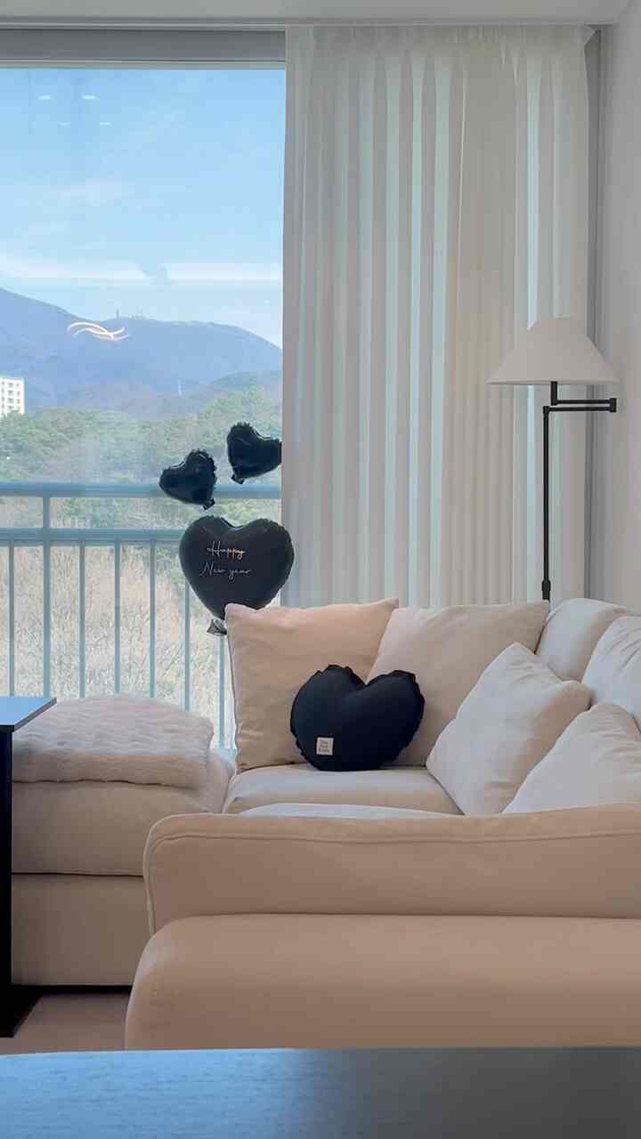 #콘수프기록집 #영상기록  #거실꾸미기 #거실소파 #블랙인테리어 #블랙소품 #에프에프컬렉티브 #라인플로어램프 #소파테이블 #사이드테이블 