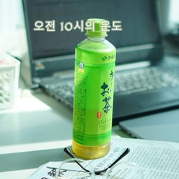 #콘수프기록집 #오전브이로그
햇살 맛집 우리 집 식탁 ☕️📰
아이들 학교 가고 조용한 오전, 제가 가장 사랑하는 시간이에요.
특별한 건 없지만, 요즘 빠져있는 녹차와 바스락거리는 신문 소리, 그리고 식탁 깊숙이 들어오는 오전의 햇살이면 세상 어느 카페도 부럽지 않더라고요. ✨
요즘은 디지털 기기보다 가끔은 손끝에 닿는 종이의 질감이 참 좋아요. 여러분은 오늘 어떤 아침을 맞이하셨나요?
잠시 휴대폰은 내려두고, 좋아하는 것들로 채우는 따뜻한 하루 보내시길 바랄게요! 🕊️
#데스커식탁 #필립스멀티탭 #맥북 #밸런스온 #오늘의집 #인테리어 #홈카페 #주방인테리어  #오전햇살 #거실인테리어 #살림브이로그 #집꾸미기 #인테리어소품 #신문감성 #햇살맛집 
