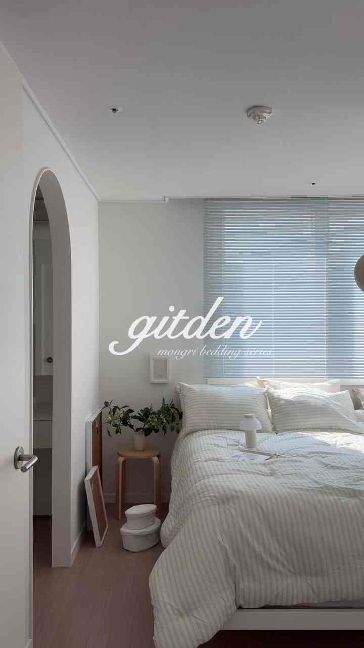 ＃賢明な消費＃コンスープ記録集 

私が思慮深く盛り込んで好きないくつかのブランドがありますが、そのうちの一つである私の最愛ブランド「ギッデン」から「モングリ四季折々布団」が新しく発売されました🕊️
モングルモングルで柔らかい素材感にさわやかなグリーンサンドカラーなので春にぴったり合うんですよ🤍
ベルベットのような心地よい暖かさと自然でクラシックなムードのストライプデザインなので、より愛らしいです。 
ほこり発生せず、ダニや汚染物質が浸透不可能な安全な素材なので、赤ちゃん育てる家ペットがある家にも必須ではないかと思います。 
暖かい春、春迎えのベディング交代の羽根の「モングリ四季折々布団セット」でおすすめですよ🫶🏻

🏷️ 寄り添った「モングリ四季折々布団（グリーンサンド／Ｑ）
@gitden_official 

＃寝ている＃部屋の布団