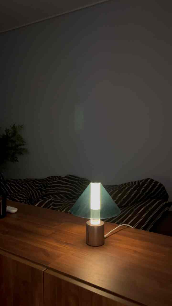 部屋飾りの最後のパズル、カーテンまでつけてくれて、今こそ心ゆっくりくつろげる完璧な空間になりました。

片側に偏っていた窓がいつも悩んでいましたが、壁面全体をディープグリーンカーテンで覆っていたので、完璧な統一性ができました。

ホワイト壁紙の軽さを濃く押してくれるこの濃い色味がウォルナット家具たちと調和し、さらに深みのあるムードを作ってくれますね。

日中は穏やかな光をとり、夜は完全に自分だけの時間に没頭させてくれる、初めて完成した私の最初の安息所です。
＃内装飾り＃寝室インテリア＃デスクテリア＃暗幕カーテン＃ディープグリーンカーテン＃ウォールナットインテリア＃原木家具#ルームツアー #mood 