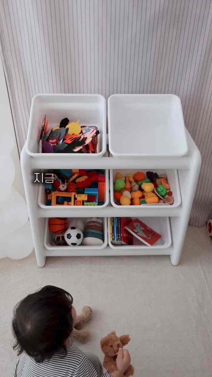 ＃協賛＃コンスープ記録集＃賢明な消費 

子供が自分でやりたいなら今買ってくれるちょうどいいタイミング！

テオンが17ヶ月になり、何でも自分でやりたかったです！今は提供するおもちゃより自分で選んで遊ばなければもっと集中してよく遊びましたよ そしてバスケットに一緒に入れて整理すれば遊びのように楽しむテオンです⸜♡⸝‍
ルナストーリーナナクリアと一緒にするのでお腹で完璧になった遊びと整理！
サイズはコンパクトなのに収納力は最高！かさばるおもちゃから整理するのが難しい細かいおもちゃまで、すべて解決しました。 

•ナナクリーンボックス3段

＃おもちゃの整理箱 