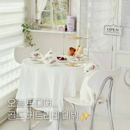 이건 진짜 잘 샀다!! #콘수프기록집 🌷
"요즘 집에서 보내는 시간이 좋아진 이유."
골드 커트러리 하나 들였을 뿐인데
테이블 분위기가 완전히 달라졌어요.
디저트랑 같이 놓는 순간,
작은 티타임도 특별해지는 느낌🤍
반짝반짝 보기만 해도 기분 좋아요.
.
홈카페 좋아하시면 
이건 진짜 만족도 높은 아이템👍
.
#달콤다린 #까사무띠 #골드커트러리 #커트러리 #커트러리세트 #공간별살림템  #홈카페용품 #홈카페 #로얄알버트 #티팟 #찻잔 #티타임 #키친투어 #에프터눈티 #애프터눈티 #접시트레이 #2단트레이 #3단트레이 #봄소풍 #까사무띠커트러리 #케이크포크 #디저트포크 #나이프 #샐러드포크 #로망담긴주방 