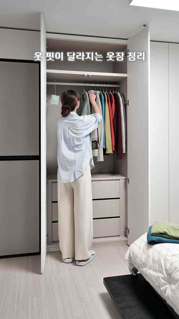 #インテリアノウハウ
カーディガン、ニットをつけておくと整理難しくて
歩いておくと流れ落ちて壊れる理由..
服の問題ではなく、ハンガーの問題でした😂

いくつか混ぜて使ってみると整理しても何か汚れて見えピットもどんどん崩れたんですよ。

だからエムブティックニット・カーディガン 
専用ハンガーに変えて使ってみました。
✔️滑りなしにぴったり固定され、✔️肩のラインも自然に保たれ、✔️クローゼット全体がはるかに整えられた感じ✨

ワードローブを開いたときに一目でぴったり見えるとどれくらい楽なのか👀
探すために後にする必要なくすぐに取り出して着ることができるすっきり！

整理だけを変えただけなのに見てもずっと整頓されて気分まで良くなります🌿
今は折りたたむよりも歩いて整理する習慣で 
＃ミルテックハウス＃コンスープ＃コンスープ記録屋＃コンスープ記録＃コンスープフィルム＃コンスープチャレンジ＃ミルテック＃ニットハンガー＃カーディーハンガーハンガー＃ノンスリップハンガー＃ドレスルーム整理＃サリムテム＃ライフハニーチップ  