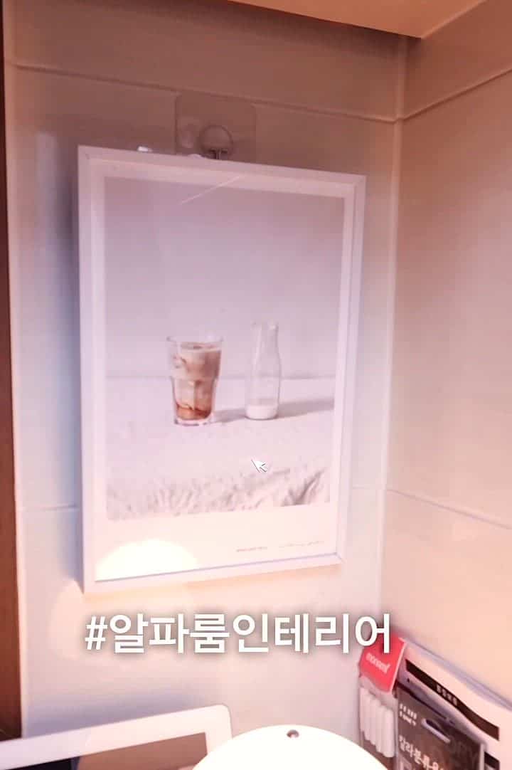 🤍キッチンの中、私だけの小さなアルファルームスペースです〜

本物の素朴なアルファルーム。 

私の好きなスツール一つ。照明一つ。小さな額縁1つと本当にとてもとても古い
出てくるのが不思議なiPadまで、、、

性向が猫なのか、こんな隅にしゃがんで？  休むことも
とても気に入っています。

特別なことはありませんが、忙しい一日のうちしばらく休むことができます 
大切な空間です〜

＃アルファルームのインテリア