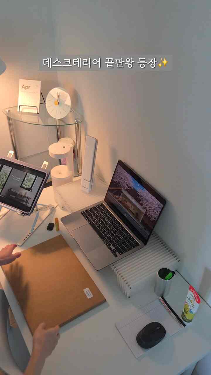 ＃コンスープ記録集＃アンボクシング
結局、デスクテリアの完成は「一掃」差ですね..✨
今回＃五感レビューで会ったマウスパッド 
これ一つ変えただけなのに働きたい机になりました！ （本当ですか？🙊）

ガラス素材だから破損心配したのに世の中に、三重に入念に包装されてきたのを見て一次感動…。

強化ガラスなので、マウスのスライドが本当に柔らかく、底面全体がノンスリップ処理されているので、どんなにマウスを動かしても押されずにしっかりします！

デザインもすっきりそれ自体なので、どんな小物と置いておくともちょっと似合いますね。 🤍 デスクテリアお悩みの方には、このなめらかな手味をぜひ共有したいです！

今日もきれいな空間で気持ちよく仕事を始めてみてください 👩‍💻✨

＃今日の家＃デスクテリア＃グッズラップスタジオ＃マウスパッドおすすめ＃強化ガラスマウスパッド
