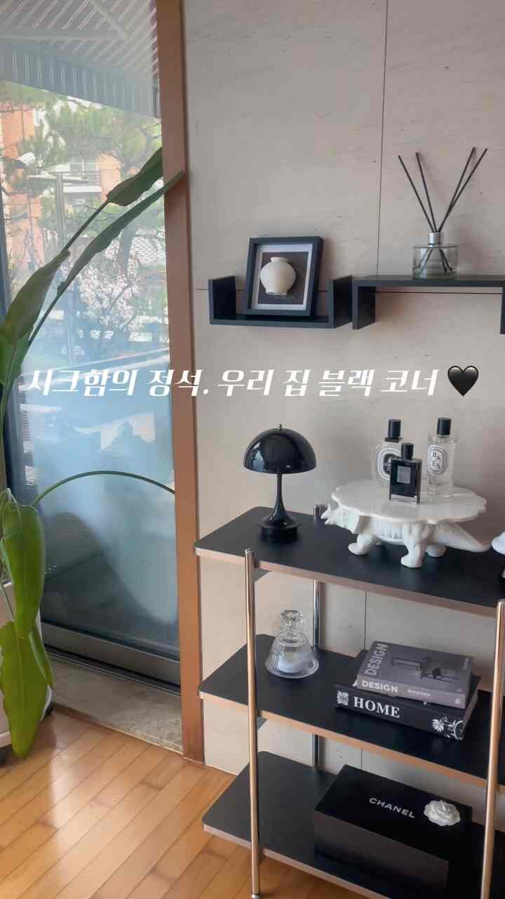 黒ずみの大変身！ 🖤➡️🌱
今日の家ミッションで挑戦してみた #春ワームインテリア
これまでシックな魅力にすっかり抜けてブラック小物だけで満たした空間なのに、
天気が暖かくなるので、どんどんすっきりとした緑色に雪が降りました。 🌿
重かったブラックオブジェはしばらく入れて、
ビビッドなマガジンと緑の緑の植物、そして黄色い花でポイントを与えた。
リビングの片隅があっという間に春の日差し満載の感じに変わりました！ （ぷっと☺️）
やっぱりインテリアの仕上がりは生きるかと思います。 ✨
皆さんは今春、家のどこを一番先に変えたいですか？😃

＃今日の家＃今日の家ミッション＃FTC22＃ウェルカムミッション＃春のインテリア＃春のワームインテリア＃フランテリア＃リビング飾り＃非ポアフター＃ホームスタイリング＃家の装飾＃ブラック＆ホワイト