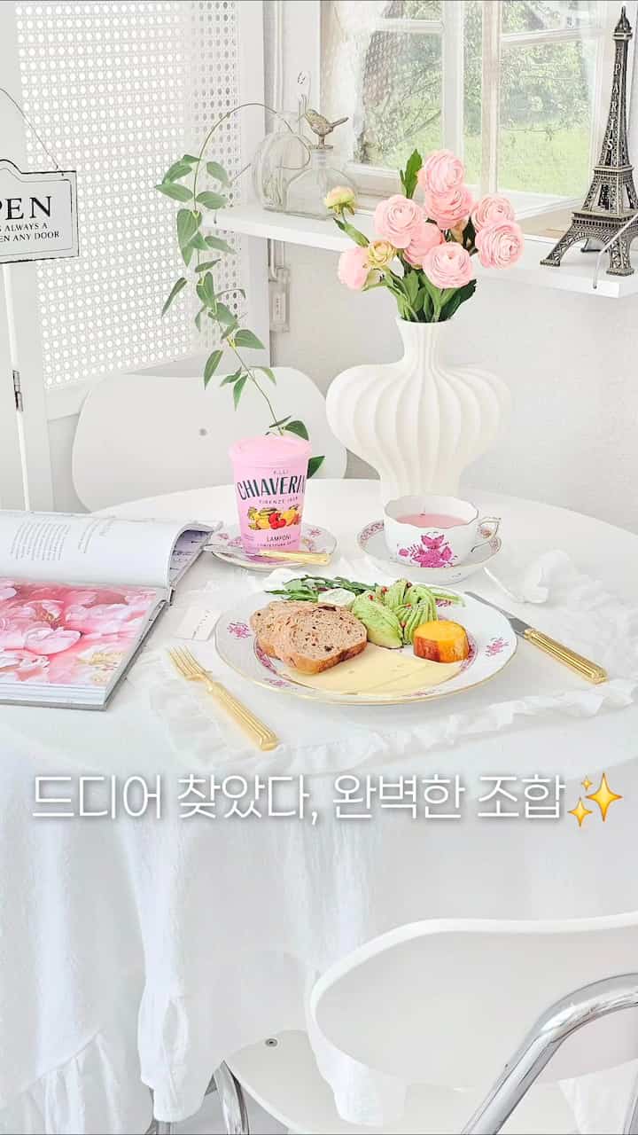 ついに見つけた、この組み合わせ✨️＃コンスープ記録集 
今日は私が大切なヘレンドアポニエ
キューティポールライン＃ゴールドカトリーマッチ
明るいティータイムテーブルを飾ってみました🤍
。
以前はきれいな白銀の波だった。
今はカラフルな花柄と 
ゴールドライトのキラキラに心がときめきです。
。
そうしたら、お母さんがそうでした、
「あなたはそれが年をとる証拠だㅎㅎ」
。
トール、それでも大丈夫です。
こんなに可愛くてエレガントだから…
。
好みは変わっても、
きれいなのが好きな気持ちはそのままだと思います🌸
。
＃ホームカフェ＃ホームカフェインテリア＃ホームカフェ飾り
＃カトラリー＃ゴールドカトリー＃ピンクテーブル＃ピンクインテリア＃感性テーブル