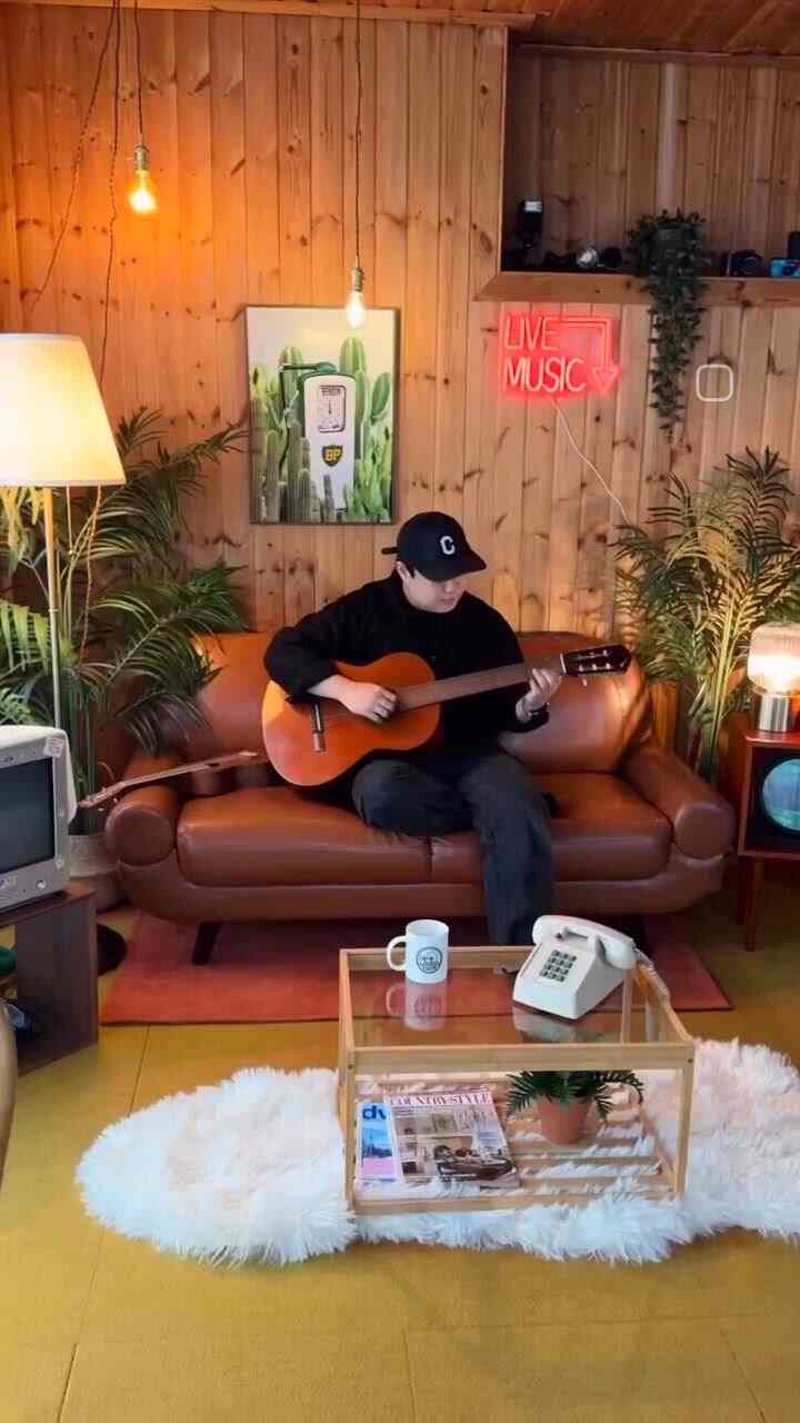 好きなものと一緒に過ごす時間と空間🎵🌿

＃今日の私たちの家＃コンスープレコードハウス＃ビンテージインテリア＃フォトゾーン飾り＃ウッドインテリア＃ビンテージ小物＃ビンテージソファ＃レザーソファ＃プランテリア＃レトロインテリア＃ミュージックゾーン＃ミュージックルーム＃フォトゾーンインテリア#作業室 