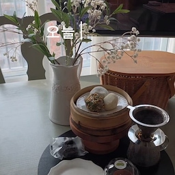 #콘수프기록집 #간단한아침 #한끼메뉴 
세상은 넓고 맛있는 떡은 많다지만 
아이엠떡 13종 라인업 실화인가요? 
전통적인 맛부터 요즘 핫한 두바이 초콜릿맛 두폰찹까지! 
두쫀찹은 뭐 말해 뭐해요
바삭한 카다이프랑 쫀득한 떡 조합이 진짜~
찹쌀떡은 말랑말랑 쫀득쫀득에 
화이트초코맛부터 앙버터맛까지 
하나씩 골라 먹다 보면 어느새 빈 봉지만 남아요ㅎㅎ 
나를 위한 홈카페 디저트로도 센스 있는 선물로도 딱
아이엠떡 찹쌀떡 시리즈 
여러분은 어떤 맛이 제일 궁금하세요?
 #온더테이블 #테이블세팅 #테이블데코 #테이블웨어 #테이블조명 #테이블인테리어 #테이블꾸미기 #테이블스타일링 #테이블셋팅 #테이블소품 #거실조명 #거실스타일 #그릇추천 #컵추천 #이쁜그릇 #이쁜컵 #플레이팅 #데코소품 #테이블인테리어 #맞팔 #선팔 #맞팔환영 #제품제공 
