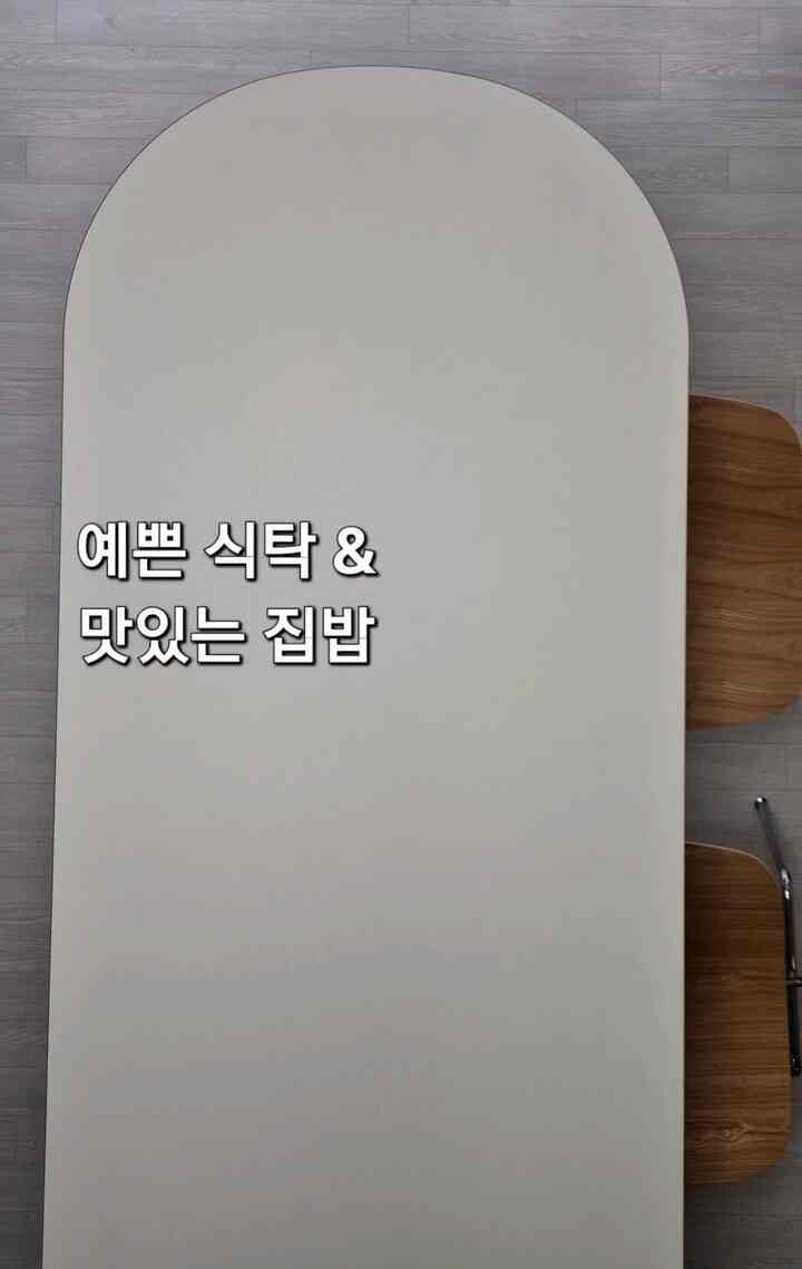 #コンスープ
#おにぎり 

きれいなダイニングテーブルでおいしいおにぎり一食💘

＃おにぎりの記録＃食事スペース＃キッチンスタイリング＃リビングインテリア＃アパートインテリア＃構築インテリア＃リビングテーブル