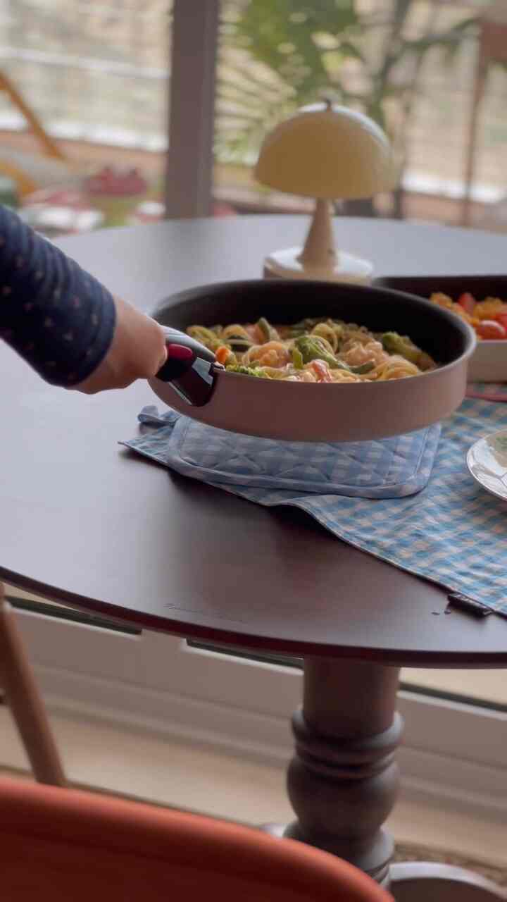 #주방템 #콘수프기록집 #테팔매직핸즈  #빈티지주방 #주방용품 
テパルマジックハンズクレムドピッチファンとマジックハンドクレムドバターエッグファンでアリオオリオパスタラン
トマトの卵炒めを同時に作った。
テパル熱センサーのおかげで予熱タイミングをすぐに確認できて楽ですね🥰
三重安全構造分離型取っ手に互換性があります。
ファンを変えながら使い勝手も楽で、
調理済みのファンはそのままテーブルにプレーティング💛
Yummy🍽️