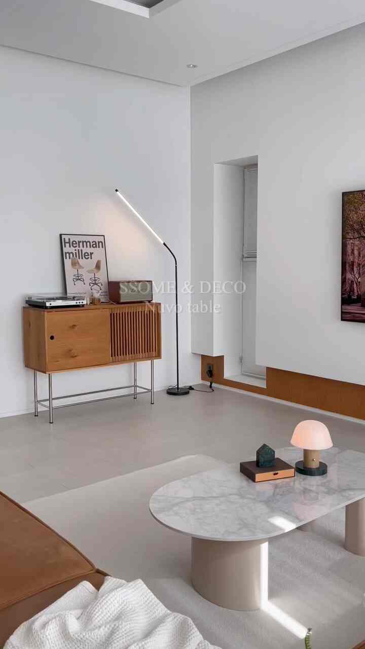 #콘수프기록집 #거실템추천 #소파테이블추천

リビングルームの雰囲気を変えたいときは、
大きな家具ではなく、これだけで十分でした。 

サムアンドデコヌーボーソファテーブル、

光を受けると、よりきれいなマーブルセラミック天板に
余裕のある1200サイズ:)

白い家具は初めてです。 
空間がずっと整えられ、雰囲気ができていたようです 🫶🏻

最近リビングルームで一番好きなポイント:)

👉🏻製品情報| #세라믹테이블
