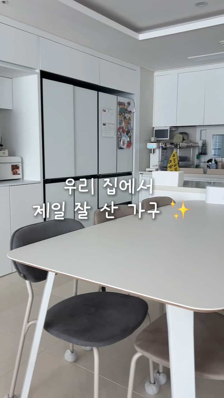 
＃家具探求生活＃コンスープ記録集＃コンスープチャレンジ

子供を育てる家です。 
家具一つ選ぶ時も私は基準がちょっと確実な方ですよ✨

きれいなことも重要ですが、
何より管理しやすいかを一番最初に見るのに

だから選んだダイニングテーブル 
フラットポイントボリーニセラミックテーブルです。 🤍 

サイズは最大サイズの1900に選びました。 

イタリア産セラミックストーンウェアの天板だから 
汚染や異染の心配なしに使用可能です。

キムチ、コーヒー、ラーメンスープなど
どんなものを流しても、ただ拭くと残らずに消えるのは 
本当の最高…！ 👍 

4年以上使用中ですが本当に新製品のコンディションのまま維持中です。 🤭

熱いフライパンや鍋も別に支えずに
すぐに上げることができる点もとても楽です。 

白樺の結合天板で一般的なセラミックダイニングテーブルで感じられた
硬い共鳴音も少なくて使う時、より安定して耐久性も丈夫！ 

デザインは流線型ラインなのでお洒落で柔らかい感じです。 

カラーはピュアホワイトカラーを選択しました。 
私の家のインテリアはホワイトトーンです。 
キッチンに置いた時、全体の雰囲気をよりすっきりさせてくれました。 

最初は価格が少し悩んでいました。
今は「これは本当によく買った」と思う家具です。 

長く置いて書くのは良いダイニングテーブルですよ🤍 


＃キッチンダイニングテーブル＃キッチン家具＃家具おすすめ＃ダイニングテーブルおすすめ＃フラットポイントダイニングテーブル 