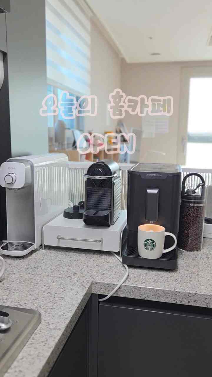 #콘수프기록집 #홈카페

今朝私の家のホームカフェ！ ☕️✨

最近、私の朝のルーチンはジェニファールームで始まります。 
すっきりとしたデザインのおかげでキッチンの雰囲気がバッチリ生き、ボタンひとつで新鮮な豆腐の香りをそのまま楽しめるので、もうホームバリスタになりましたね。 （大満足..🫠）
ちょっとしたクレマを見ながら楽しむコーヒー一杯のゆとり - 皆さんは今日どんなコーヒーで始めましたか？ 🤍

#ジェニファールーム #전자동커피머신 #커피머신 #프리파라 #네스프레소 #우드레이 #주방파티션 #라떼만들기
