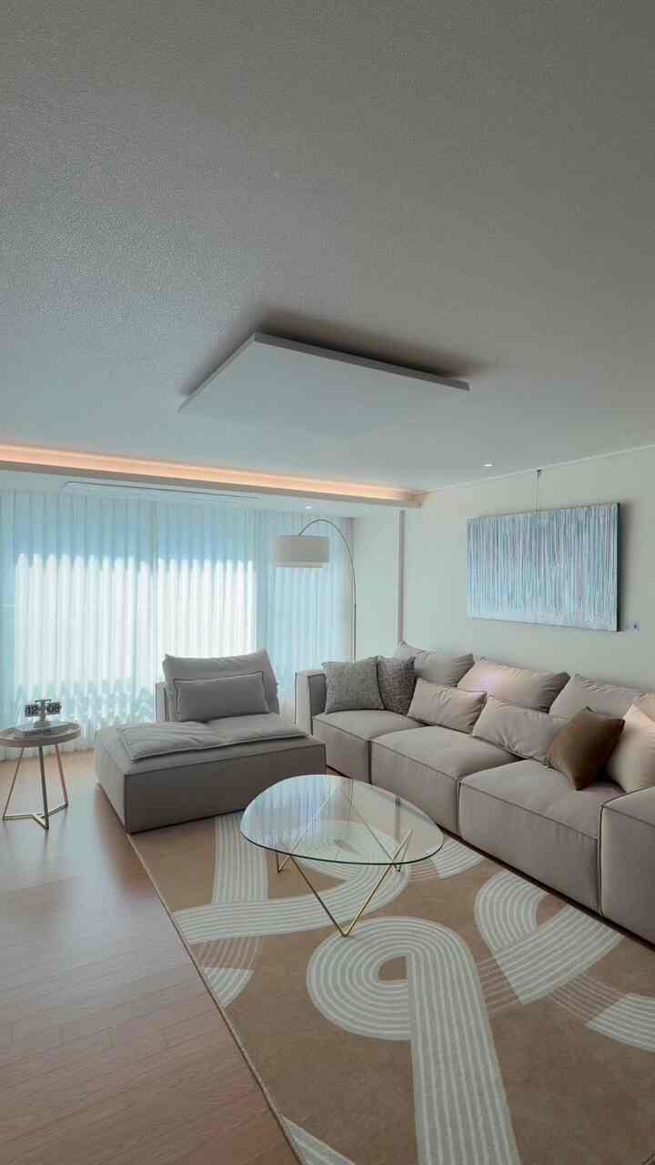 日差しが一番綺麗にとどまる南郷家☀️
朝ごとに自然に浸透する光のおかげで
家の中の雰囲気がさらに暖かくなりました。😊

Hansam Autoカーテンで光の量を滑らかに調整します。
時間によって変わる空間の感じまで楽しむことになりますね。
触れなくても自然に開閉するその余裕が
毎日の小さな贅沢を作ってください🤍

今日も光で満たされる私たちの家🏠
この瞬間がとても良いです。

＃今日の家＃家の装飾＃南郷の家＃サンバーストレストラン＃オートカーテン＃ハンサムカーテン＃ホームスタイリング＃インテリア感性＃私たちの家の記録＃ホームスター