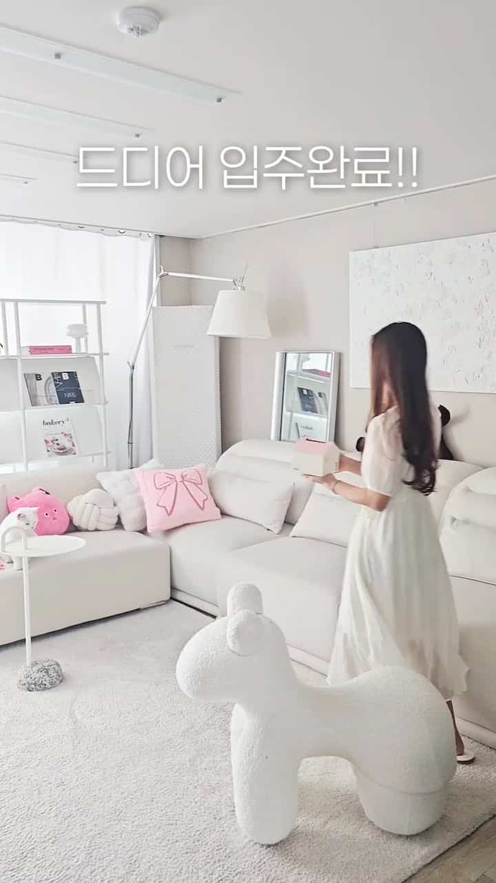 🏠入居完了 #コンスープ記録集
私の家にやって来た小さな贈り物、 
いちごうどんこうこじハウス🩷
。
最近、私はピンクのムードに夢中になっていることを知っていますか？
今回かわいい「パイピーティッシュケース」を分譲されました。
。
なめらかな鉄製素材だから実際に見ると 
はるかに豪華でしっかりしていますが、
色がどうしてこんなにきれいなのか… 
ぴったり甘いイチゴが思い出されるカラーです。
。
ホームカフェゾンに置くと感性オブジェとなり、 
どこに置いても可愛くて見るたびに気分が良くなります。
私のようにピンクのムードを愛したり、 
ゆったりとした空間にふわふわの生気を吹き込みたい方へ
散布時にお勧めします🤍
。
#甘いダリン#piepii