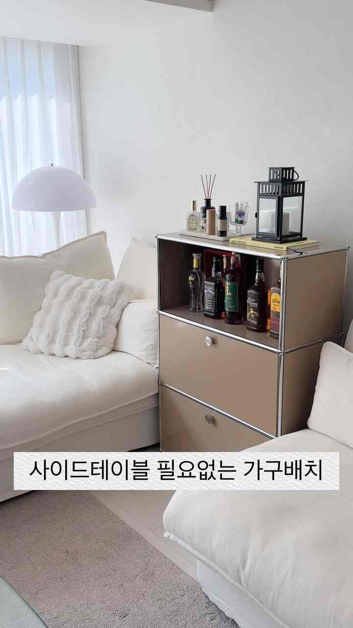 本当に活用も良いUSM haller!!
真ん中のドアだけを開ければサイドテーブルは必要ありません😊

夫とそれぞれソファに横になっていても一緒に使える私たちの収納状でテーブルです😆  #가구배치 #사이드테이블 #usmhaller 