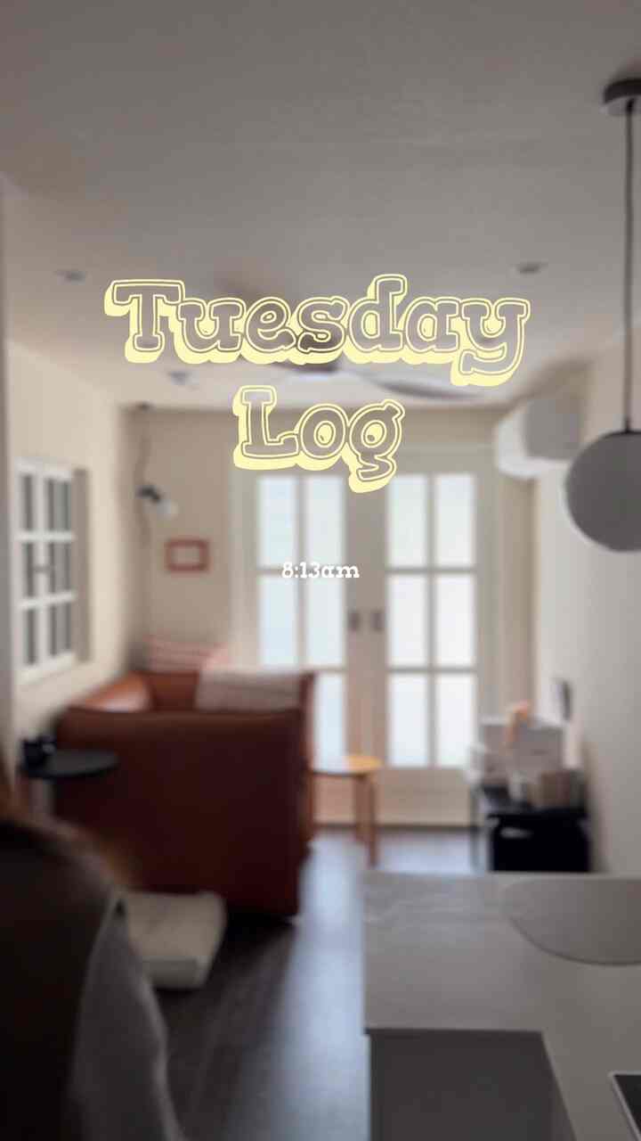 #콘수프기록집 #오늘의우리집 #콘수프필름 

涙のない見えないセッドエンド、
今回の火曜日出勤ログ🥲

普段は行かないかスナック食べて忙しいので、
この日はドアの前までずっと続きます。
おかげで、私の出勤方法は涙のない見えないサッドエンドでした。
ボタンよ、すぐ行ってきます！少し待ってください🫶🏻

🏷️
リード線：@hamit.to.gether 
ミニキーリングバッグ: @small_needs
子犬クッション：@patterned.paw 
子犬食器 
上＆下：@le17septembre 
ソファ: @alloso_official 
(レザー-ルアテ/カラー-バーボン)
リビングルームの照明：@flos 

My daily morning routine and commute log in Korea.  #morningroutine #出勤ログ #上班日常