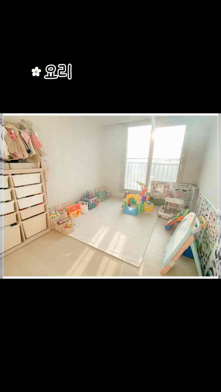 空部屋を収納力は2倍に、
スペースはより広く見える低い家具で配置しました。

幕屋だった空の子供部屋の大変身！

子供の荷物は増えていますが、整理はできません... 
家具の配置を数十回頭の中に描いた最後に 
子供の目の高さに合わせた家具の選択と配置
現在まで満足しています。

子供のものは使徒使徒の終わりがなく、 
整理をしてもいつも所定の位置だった感じでした。 

空の部屋をどうすれば 
子供が自分で遊んで整理したい空間に 
作れるか悩んで家具の配置を始めた記憶新緑新しい思い出  #아이방꾸미기 #아이방가구 #아이있는집 #아이방수납 #아이방러그 #요리조리배치마법사 