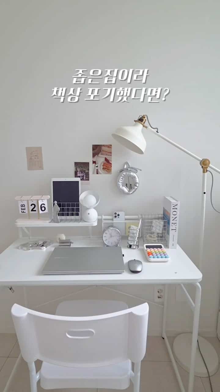 #家具探検

狭い家だから
机は贅沢だと思いました。
しかし、いつも置いてみると、
壁の一角にこんなに自然に入ってくるとは🤍

コンパクトなサイズなので座らず、
ホワイトの鉄製フレームだからこそ見えません。
ウッド天板なので空間に暖かさまで加わります。

ラップトップ1つ、コーヒー1杯上げたら
それが私の小さなワークスペースです。

家が小さくても、
自分だけの机の一つくらいは大丈夫でしょう。

狭い空間にぴったり
マーケット比鉄製ウッドホワイトデスクチェア🤍

＃マーケット費＃marketb＃マーケットビーデスク＃マーケットビーチェア＃デスクテリア